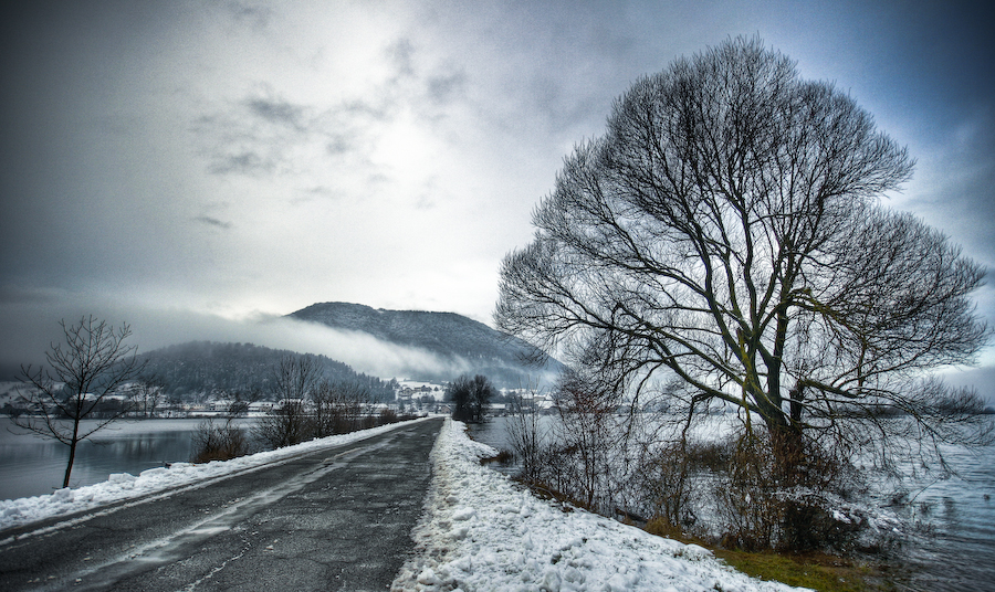 Poplavljeno planinsko polje pozimi