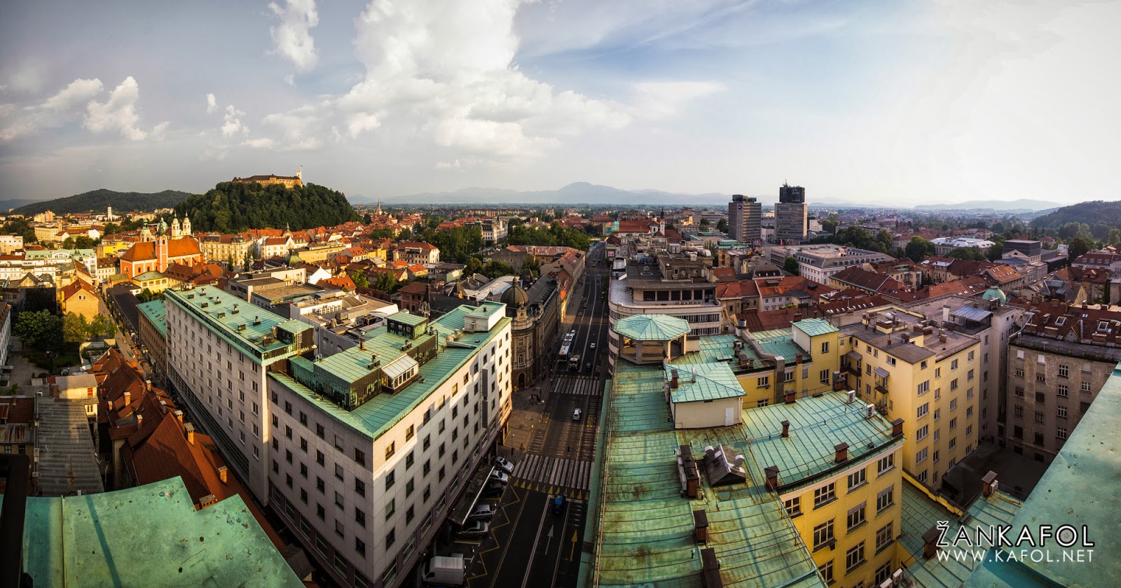 Grajski hrib in Ljubljanski grad iz nebotičnika