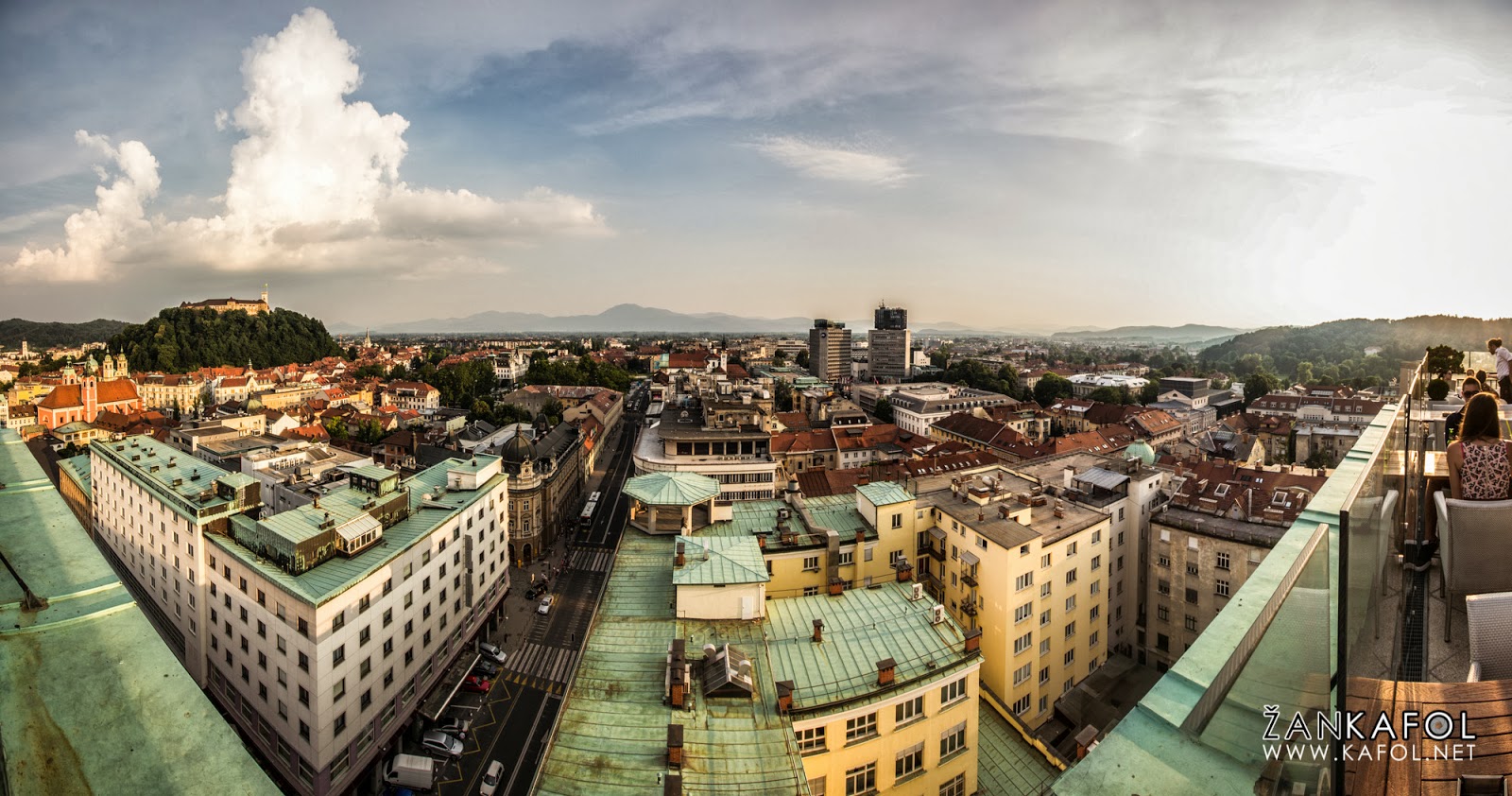 Grajski hrib in Ljubljanski grad iz nebotičnika