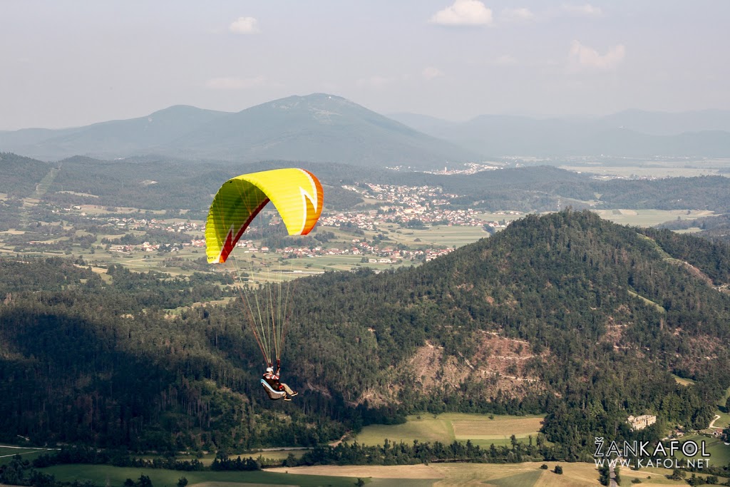 Letenje nad planinskim poljem