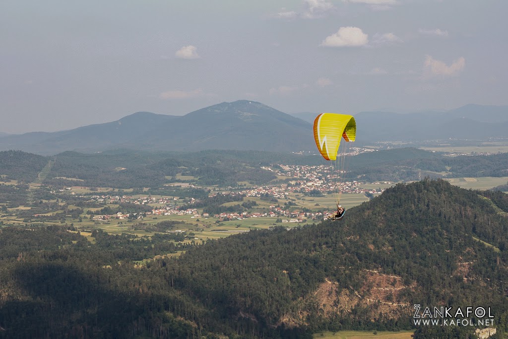 Letenje nad planinskim poljem