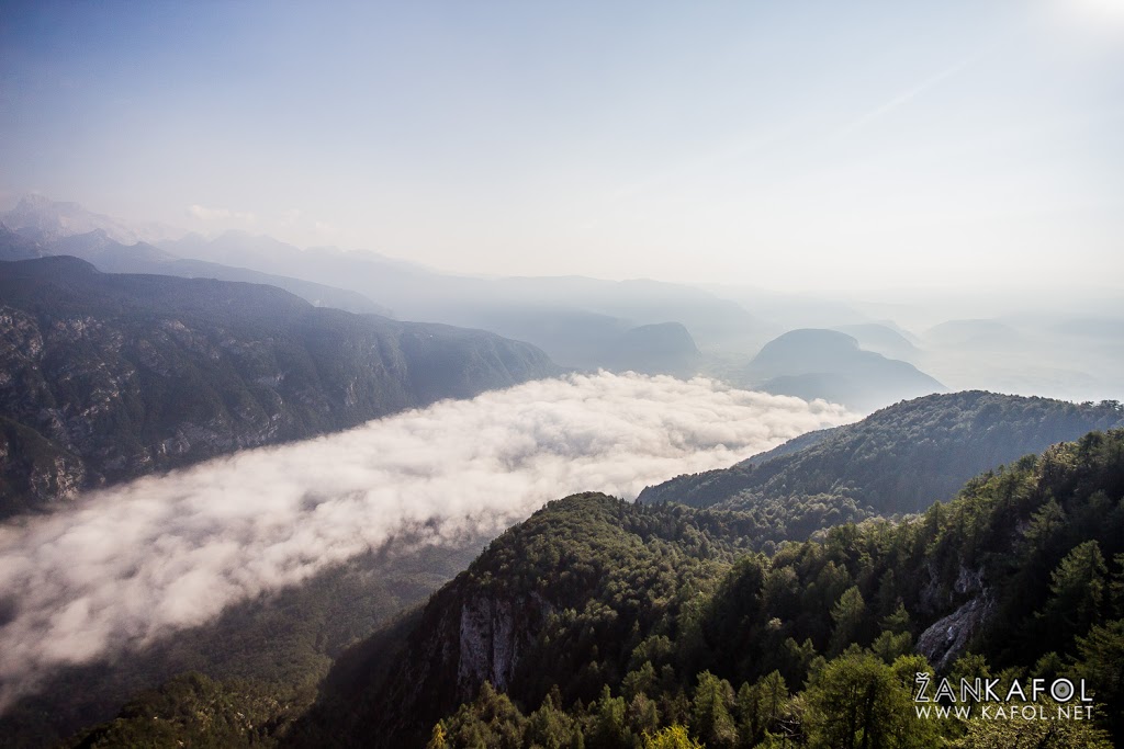 Meglice nad Bohinjskim jezerom. Fotografirano iz gondole.