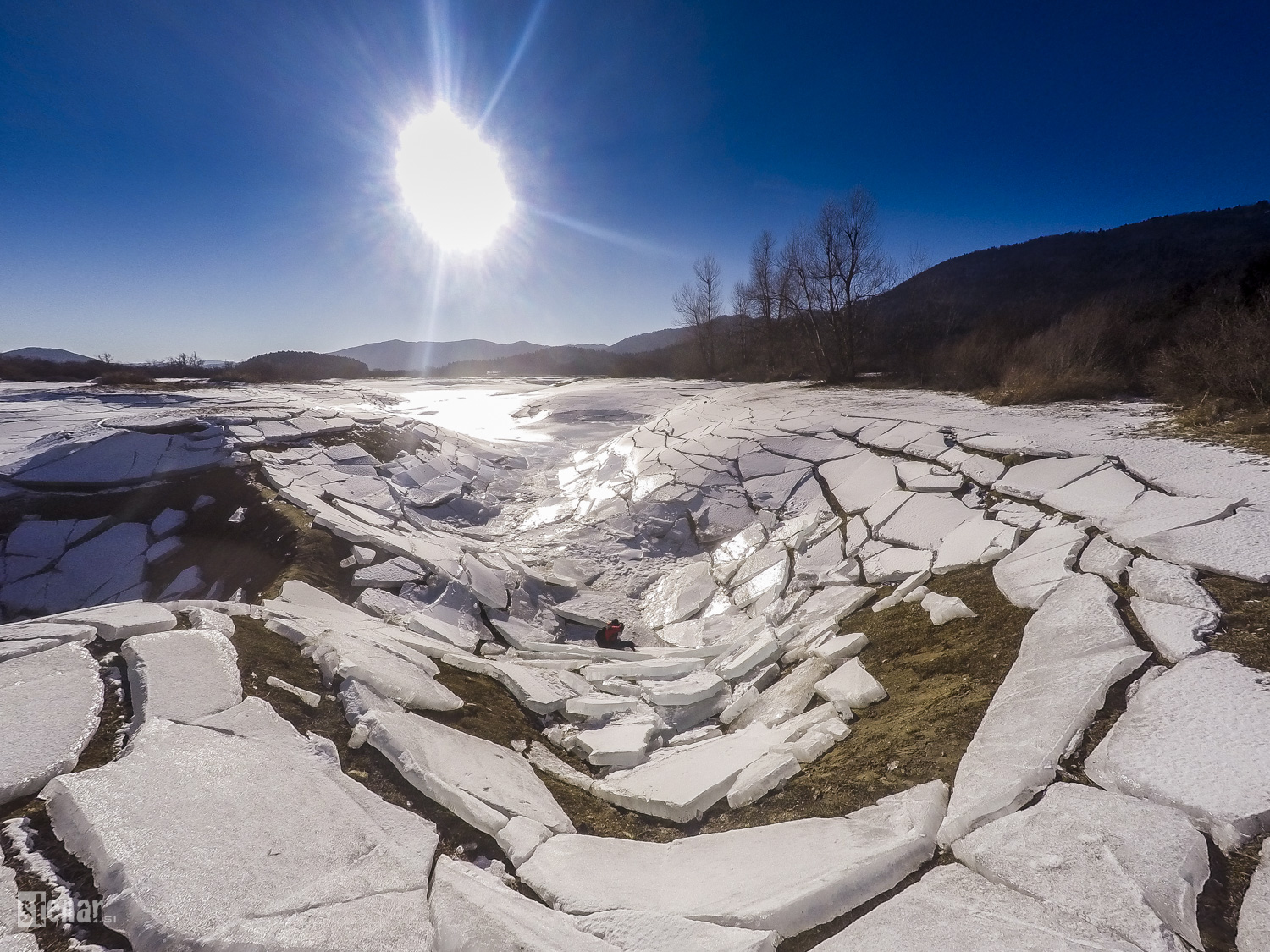 Cerkniško jezero - požiralnik Rešeto pozimi v ledu