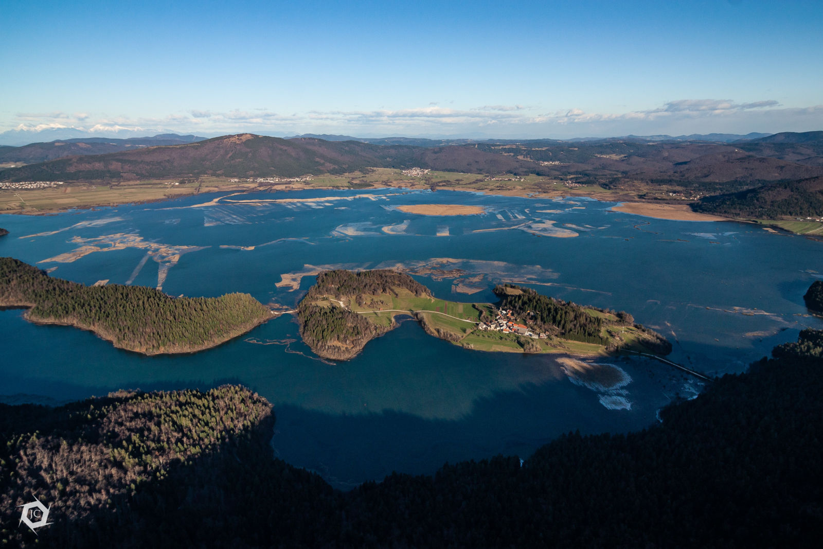 Vas Otok pri Cerknici med poplavo