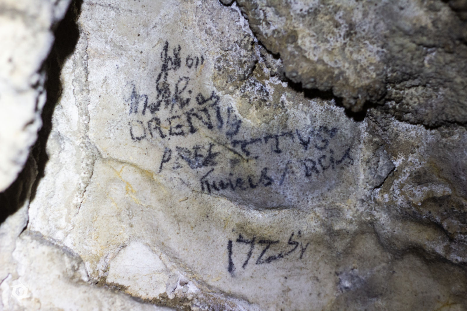 Zapis z letnico 1725 v jami za Predjamskim gradom