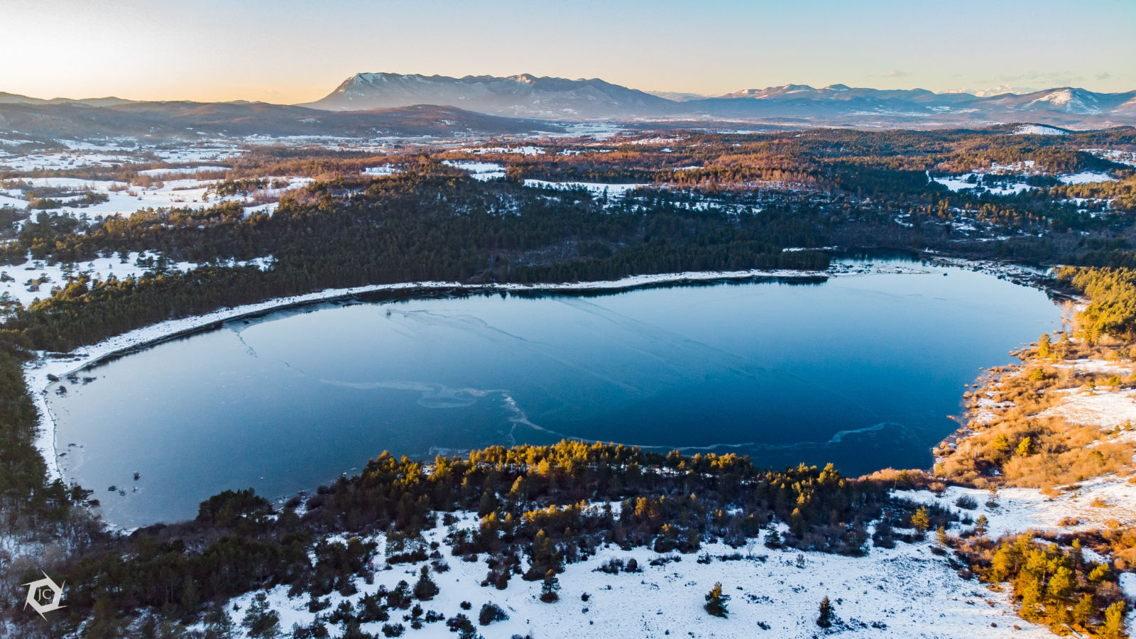 Polno, zaledenelo Petelinjsko jezero iz zraka