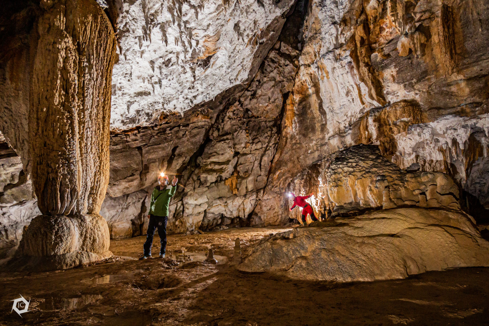 Dvorana z ogromnim stebrom (stalagmat) v Zelških jamah
