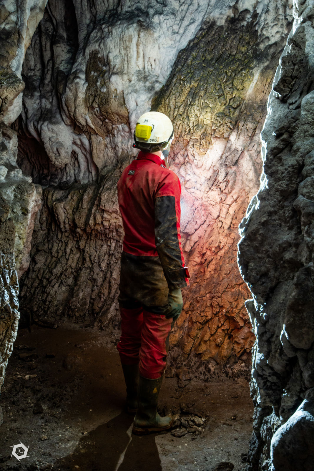 Mineral zlatne barve v Betalovem spodmolu