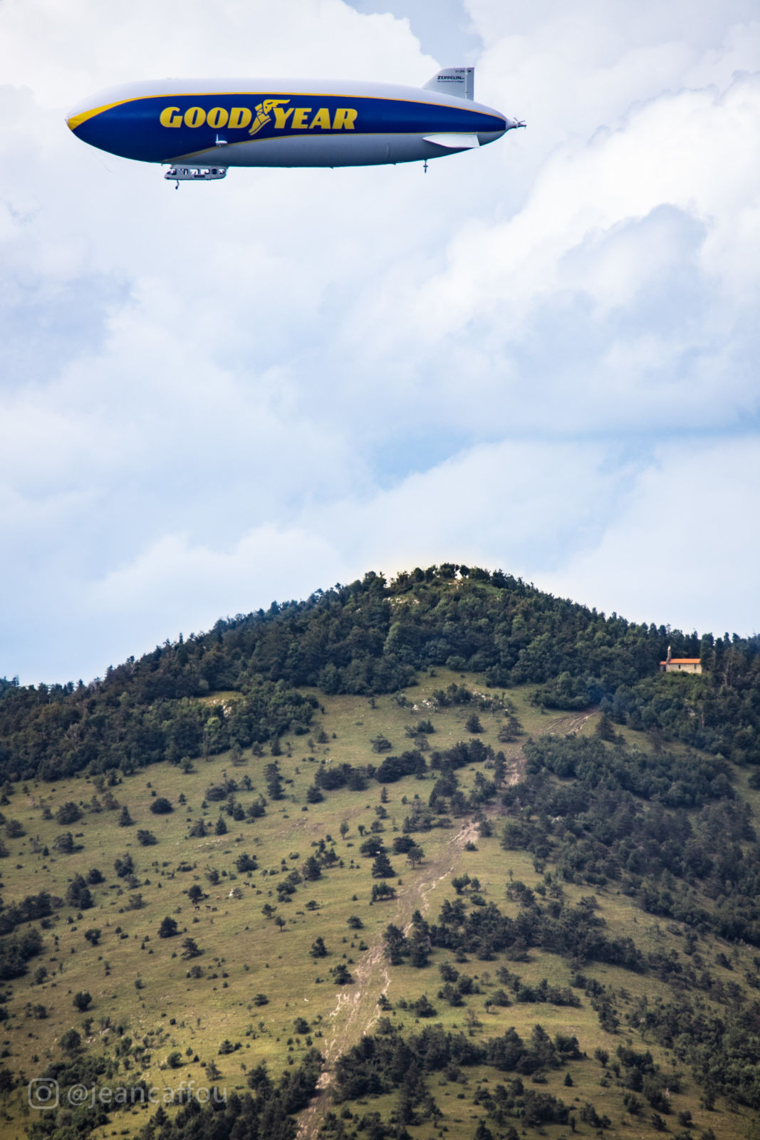 Cepelin nad Sv. Lovrencem v Postojni