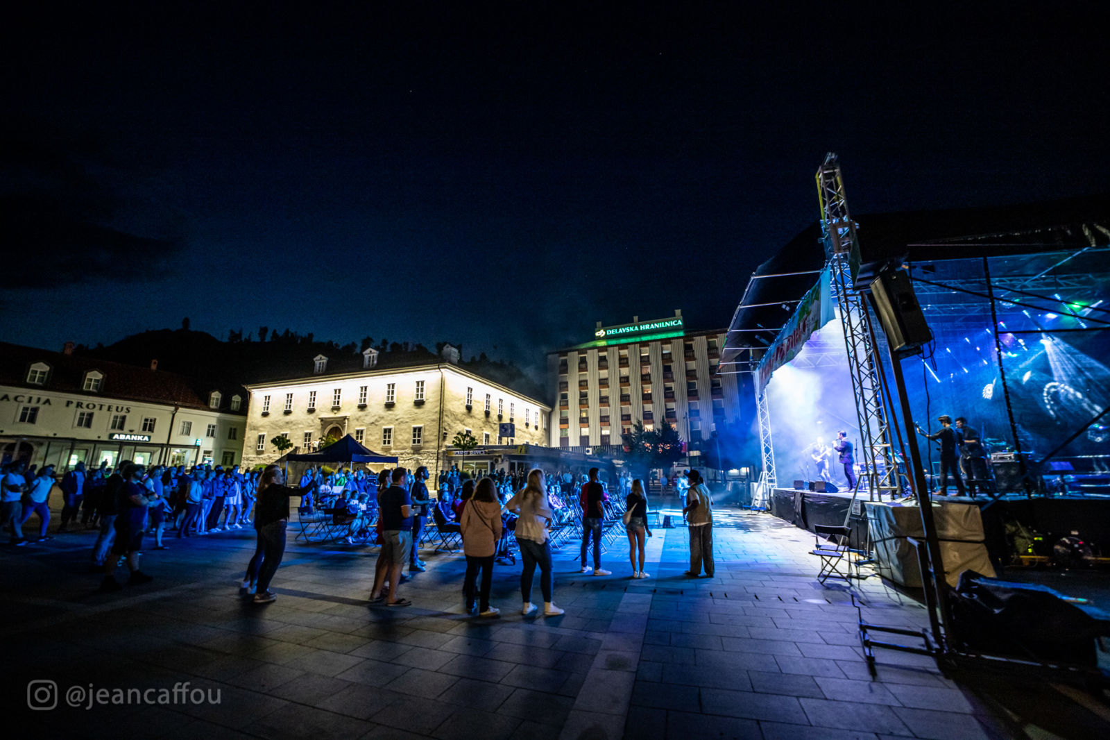 Občinstvo na Titovem trgu v Postojni