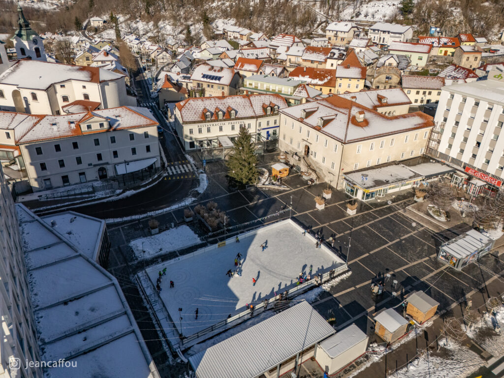 Titov trg v Postojni pozimi iz zraka