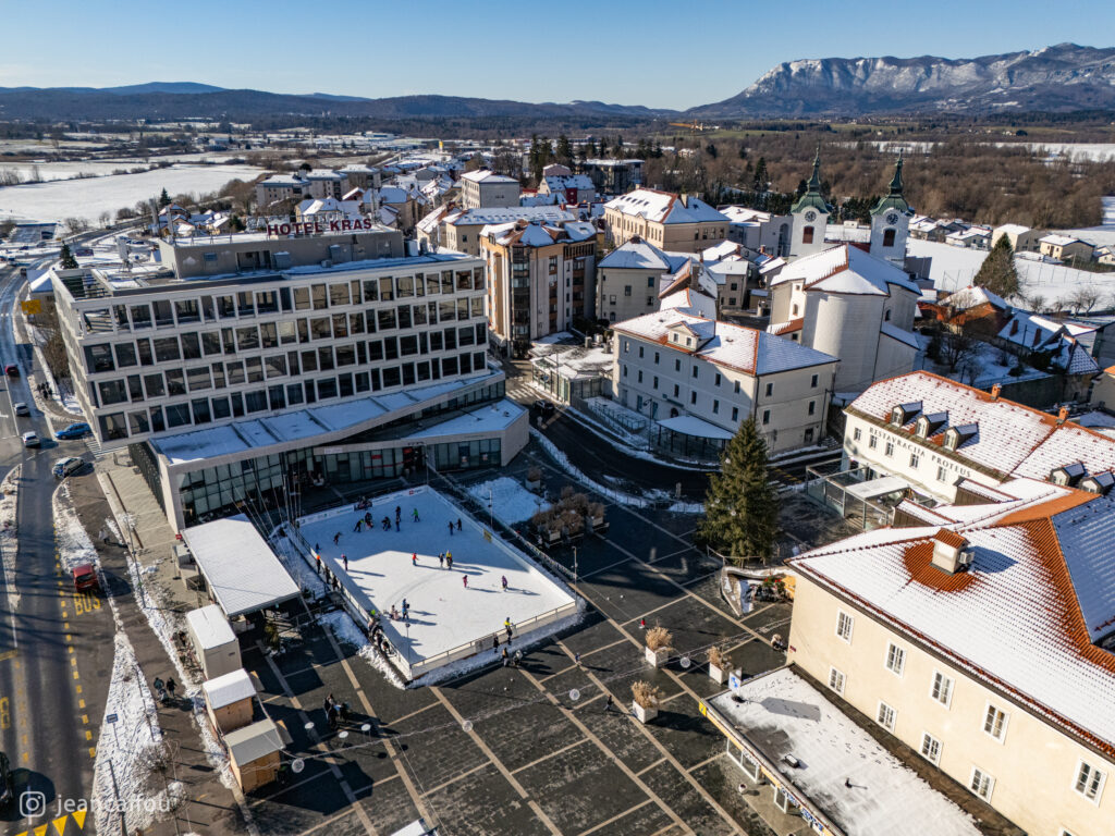 Titov trg in hotel Kras pozimi iz zraka
