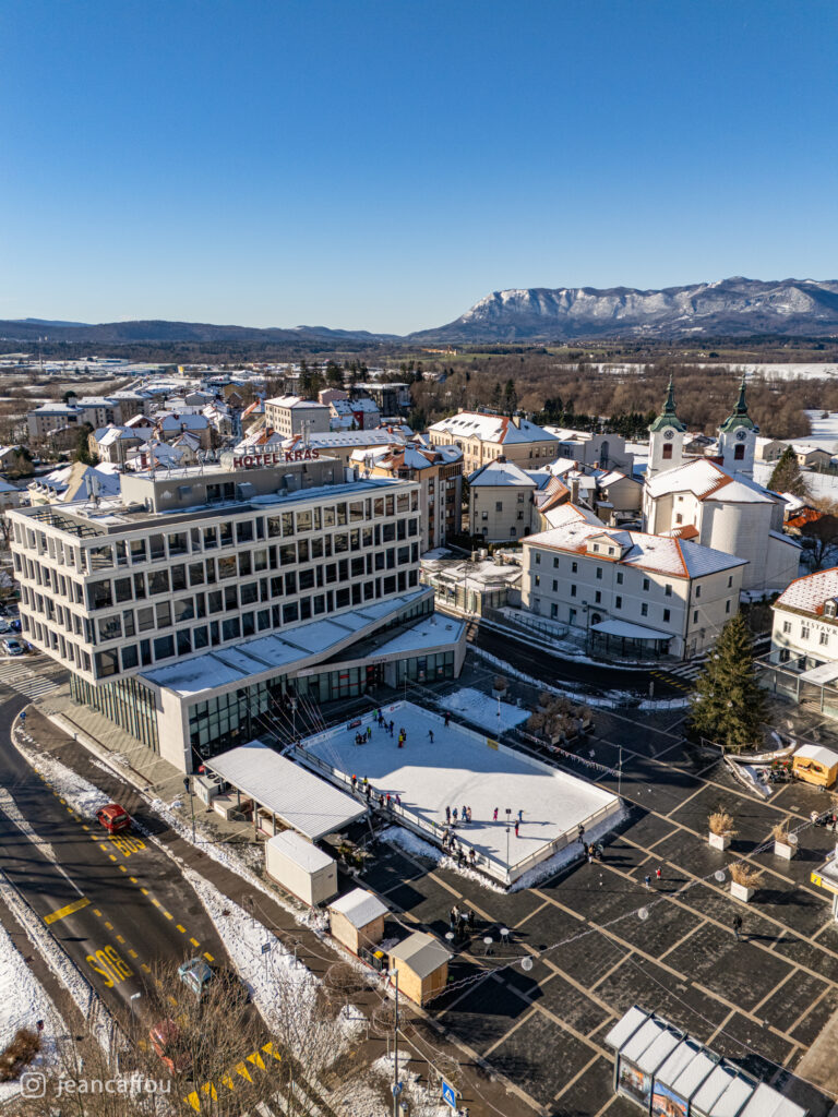 Titov trg, drsališče, Postojna - pozimi iz zraka