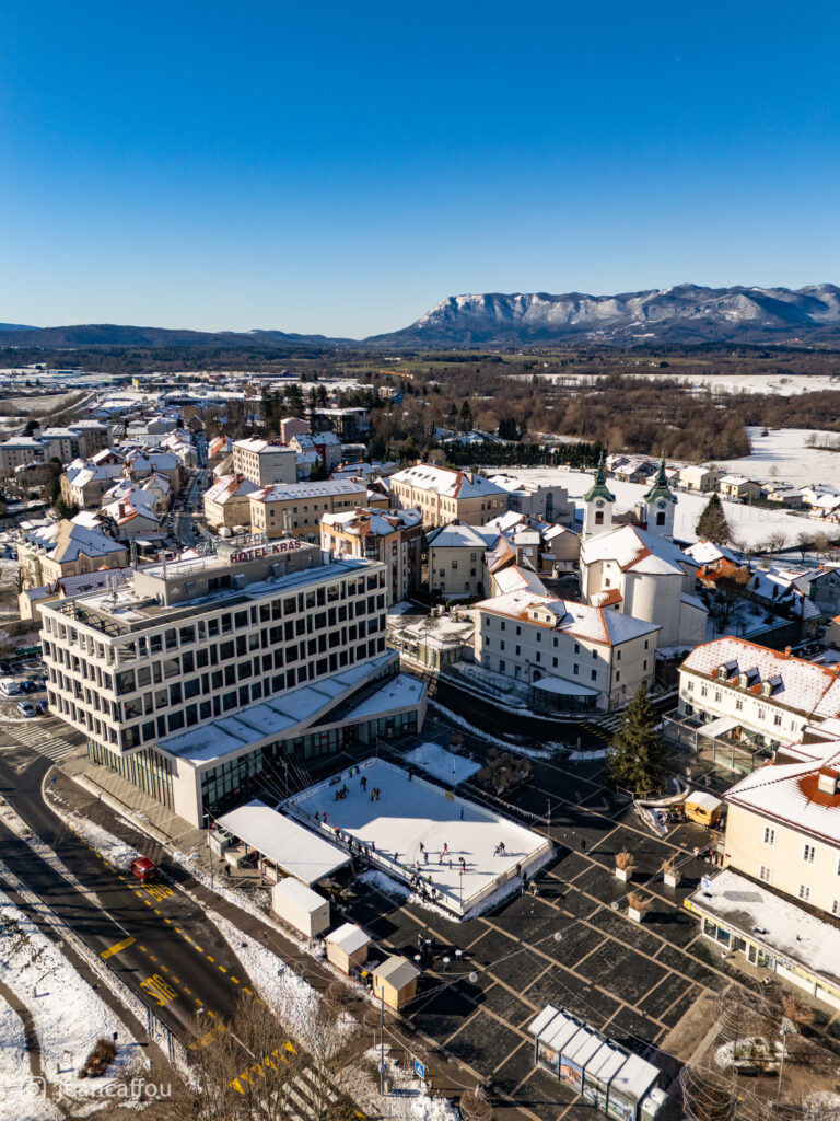 Titov trg, drsališče, Postojna - pozimi iz zraka