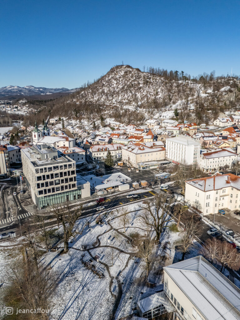 Titov trg, drsališče, Postojna - pozimi iz zraka