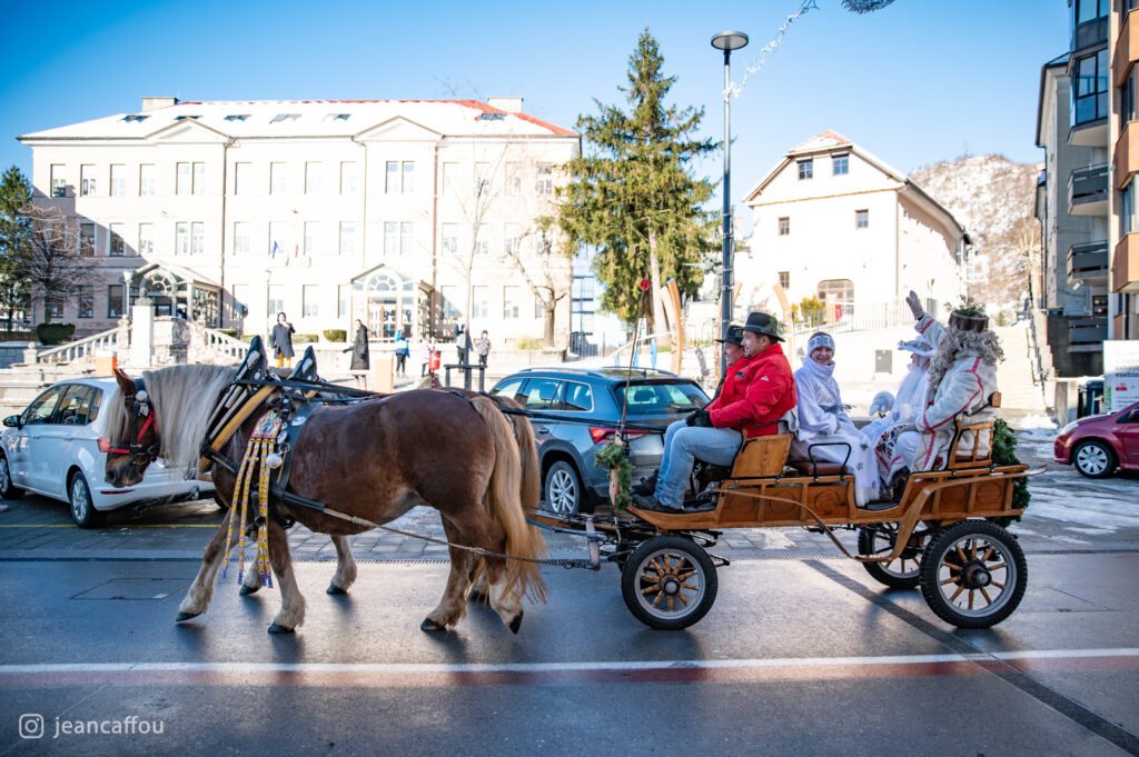 Dedek mraz v kočiji v Postojni