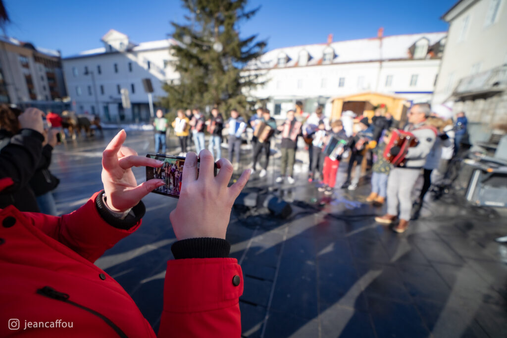 Ansambel na Titovem trgu v Postojni