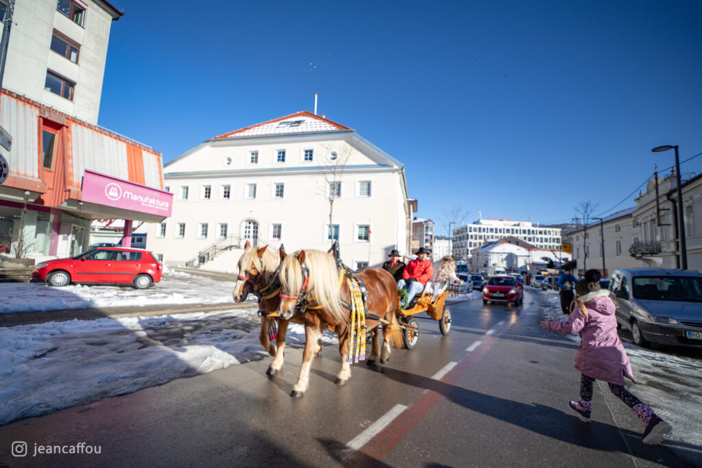 Dedek mraz na kočiji na Tržaški ulici v Postojni